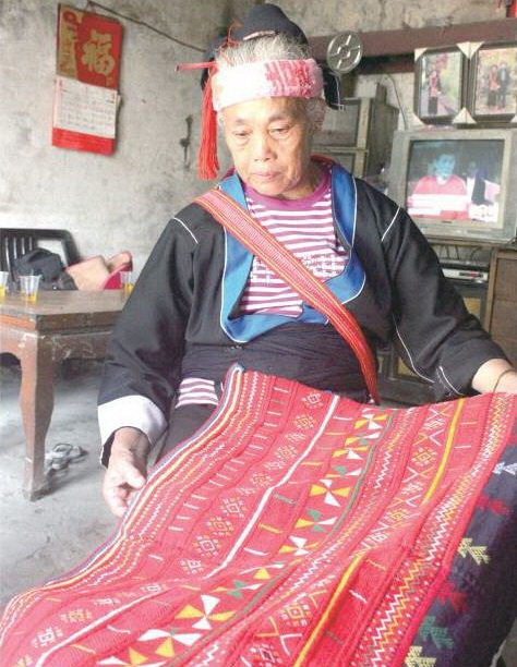 對于自己的刺繡作品,沈佩英如數家珍。