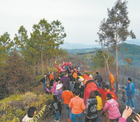 雞公獅、人龍跟隨在背帶龍后面,游過各個山頭,走回祠堂。