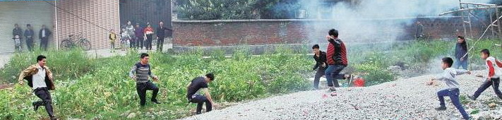 花炮爆炸后將鐵圈沖上天空,搶花炮的人群向鐵環飛出的方向奔去,尋找和搶奪鐵環。