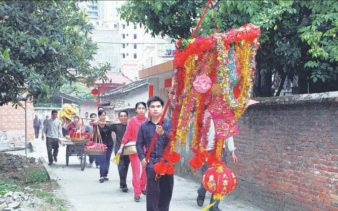 上燈隊伍浩浩蕩蕩向祠堂進發。