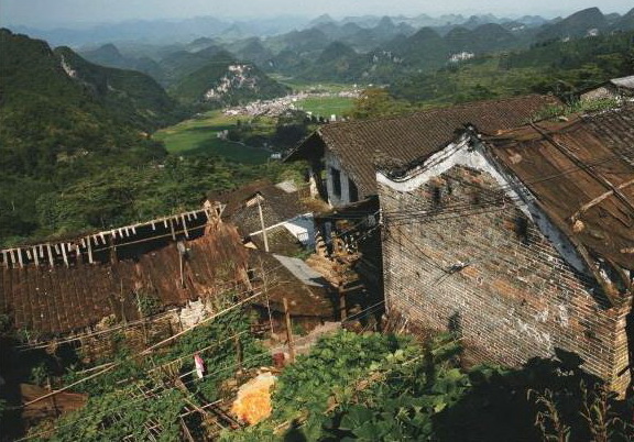 油嶺瑤寨許多傳統建筑已無人居住。不遠的山下就是移民新村。