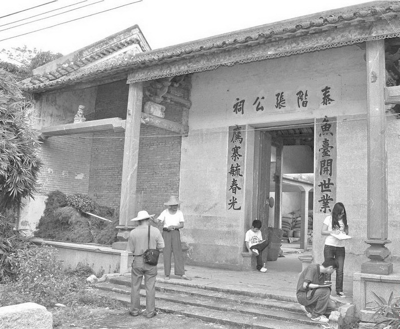 古色古香的泰階張公祠,掩映在一片綠竹叢中。清新區文物工作者正在進行田野調查。