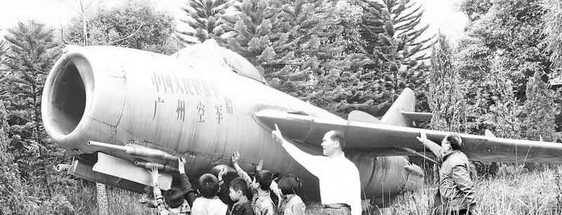 蟄伏于思源園里的一架退役戰機。