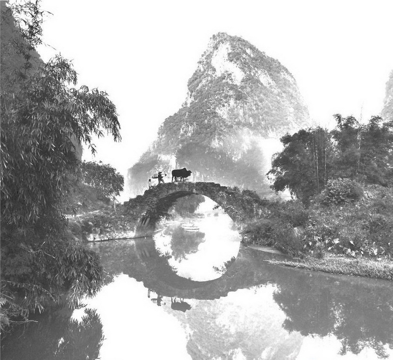 英西峰林永豐橋,橋因旁邊的永豐寺而得名。古石橋已無年月和造建者可考,但這絲毫不妨礙它從容而清伶地安立這鄉(xiāng)間天地。石橋獨自架于峰巒盛開的曠野溪流之上,則打破了慣性的審美定勢,顯出其清麗之美。從橋上牽牛而過的人叫阿六,身高不到一米五。