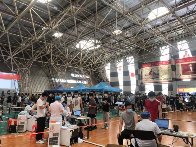 A接種區排隊.jpg