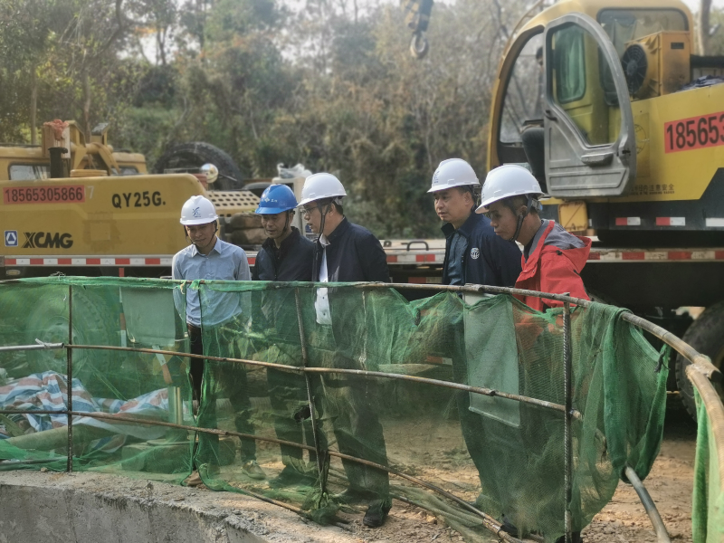2022年1月7日，局黨組成員、副局長張月榮同志率供排水科及市水務(wù)集團有關(guān)人員前往市區(qū)供水設(shè)施建設(shè)工程蘇仙嶺頂管段、金融學(xué)院段、職教一路段、環(huán)城東路北段等施工現(xiàn)場檢查安全生產(chǎn)、疫情防控及工程進展情況。.jpg