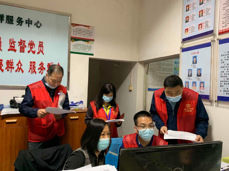 2022年4月17日，清遠市水利局下沉干部在清城區龍塘鎮金沙村開展疫情防控工單核查。.jpg