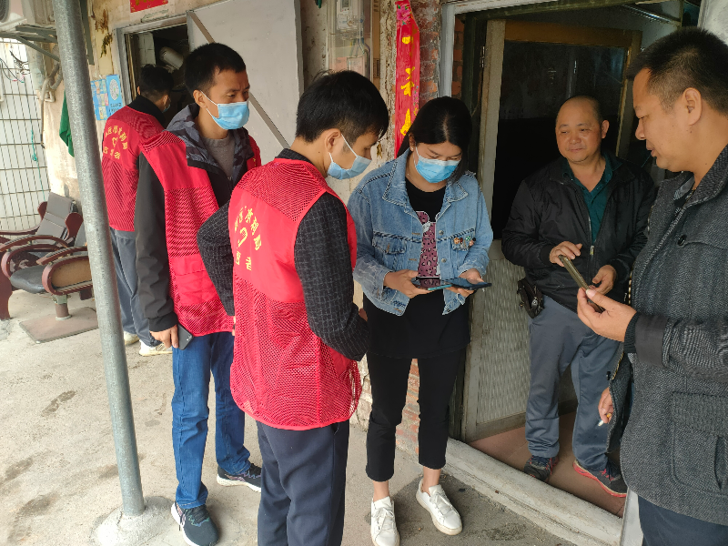 2022年4月19日，清遠市水利局下沉干部協助龍塘鎮泗合村委會走訪商戶，積極宣傳疫情防控要求，指導營業者下載使用場所碼。.jpg