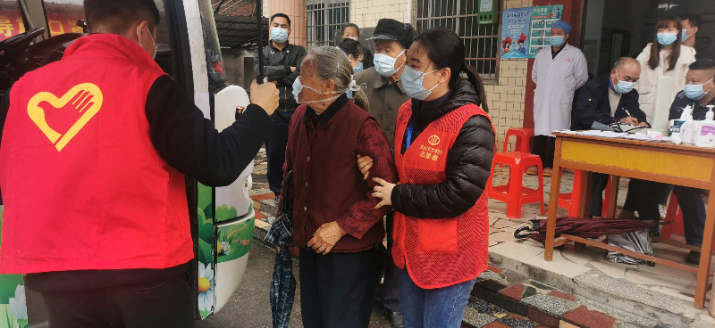 2022年4月19日，清遠市水利局黨員志愿者協助云路社區黨群服務中心為前來接種疫苗的群眾預約登記、掃碼測溫、接種指引、指導接種流程，為疫苗接種工作的有序運作保駕護航。.jpg