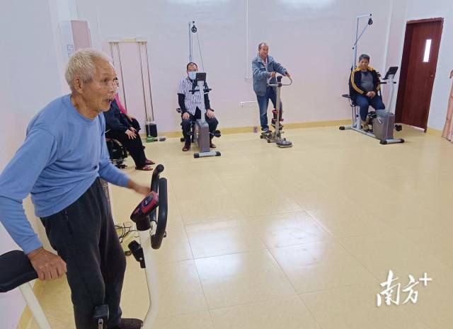 老人在敬老院健身房運動、健身。
