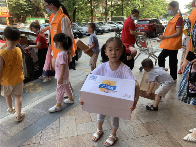 清城區中冠幼兒園響應號召向災區捐贈物資，師生、家長協力開展采購。受訪者供圖