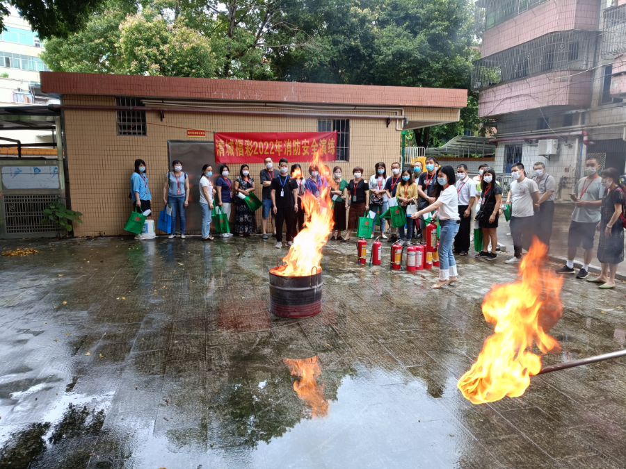 銷售場所從業(yè)人員在進行應急救援演練.jpg