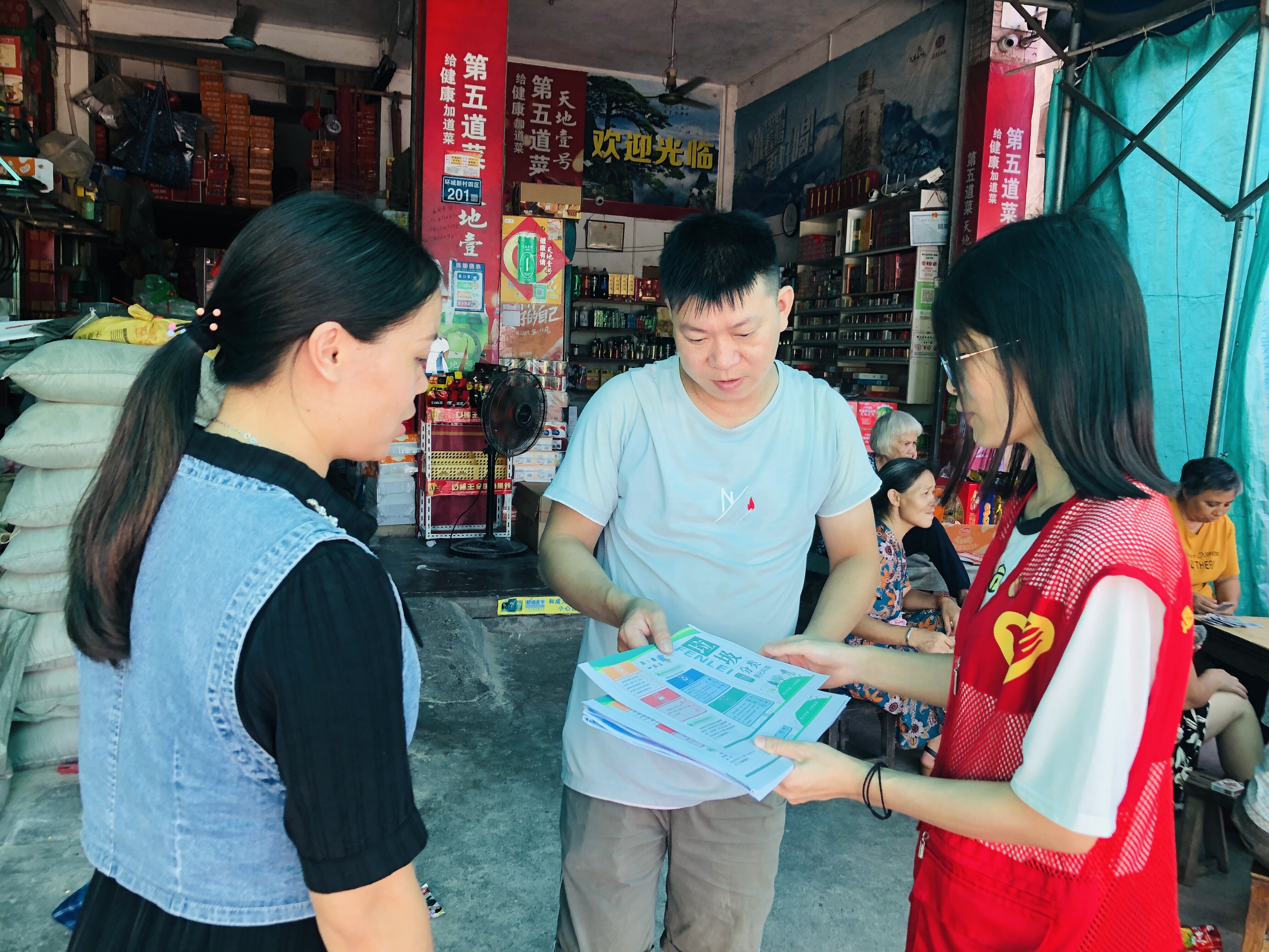陽(yáng)山丨深入基層社區(qū)開(kāi)展垃圾分類志愿宣傳服務(wù)_2