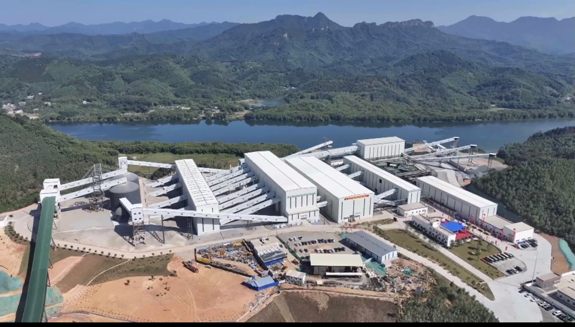 廣東省英德市連江口鎮銀坑礦區建筑用砂巖礦.jpg